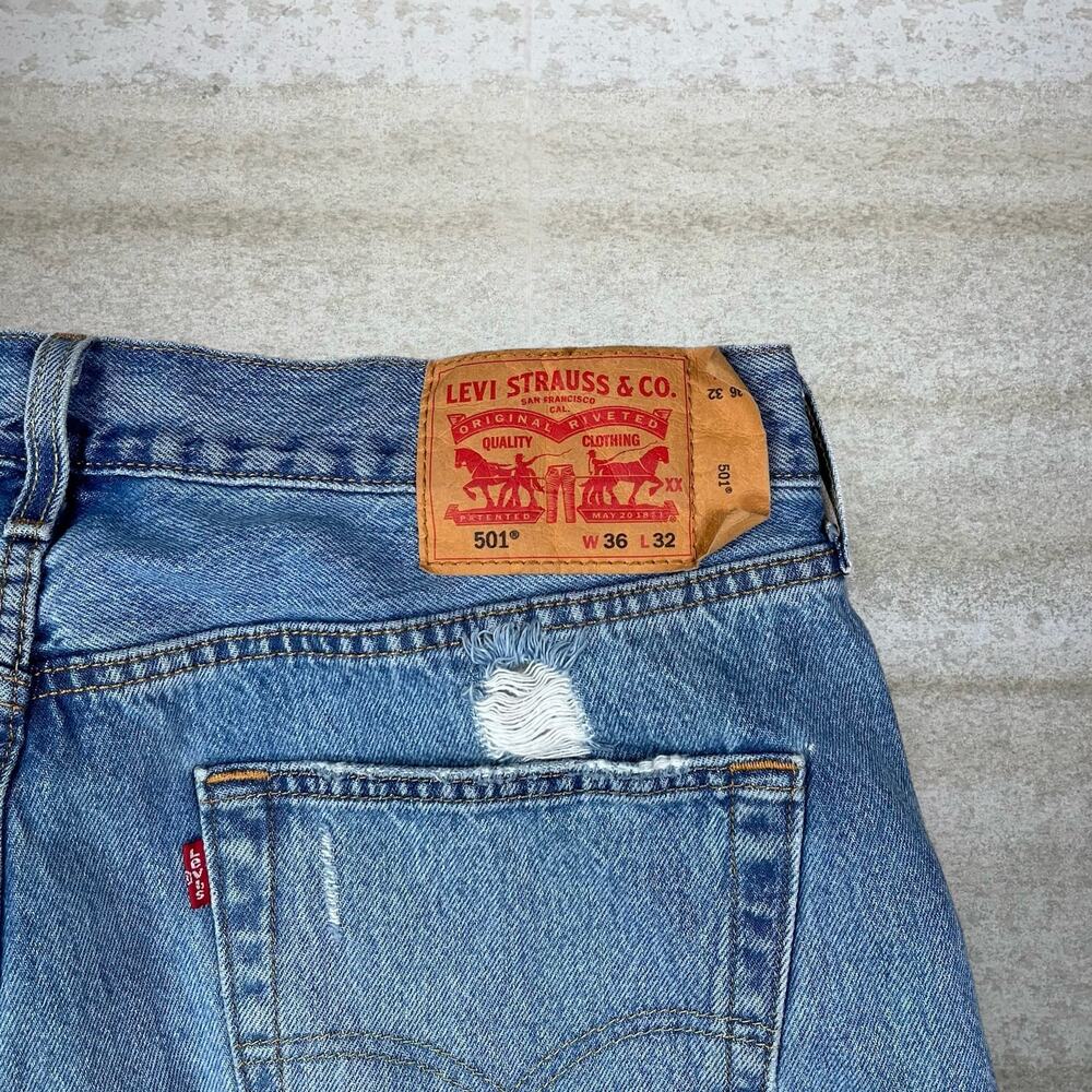 Vintage Y2K Levis Jeans 501 36x32 Regular Straight Fit Medium Wash Denim Button - Picture 4 of 6